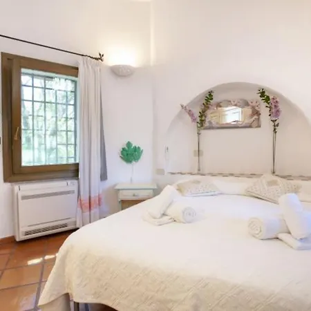Vila Charming In Olbia With Shared Pool And Garden Porto Rotondo